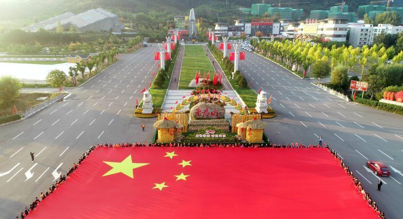 河南洛阳传递960平方米国旗迎新中国成立70周年